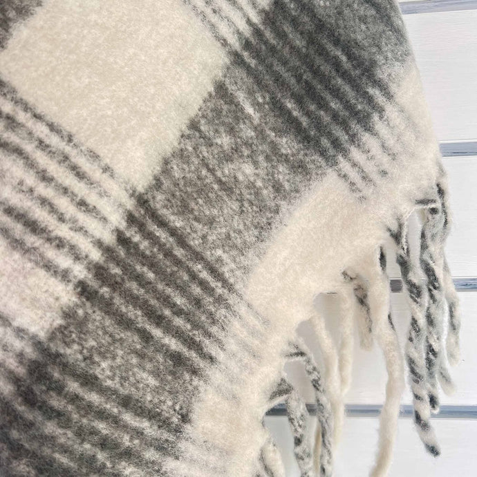 BLISS Throw by Linens & More -White/Dark Grey