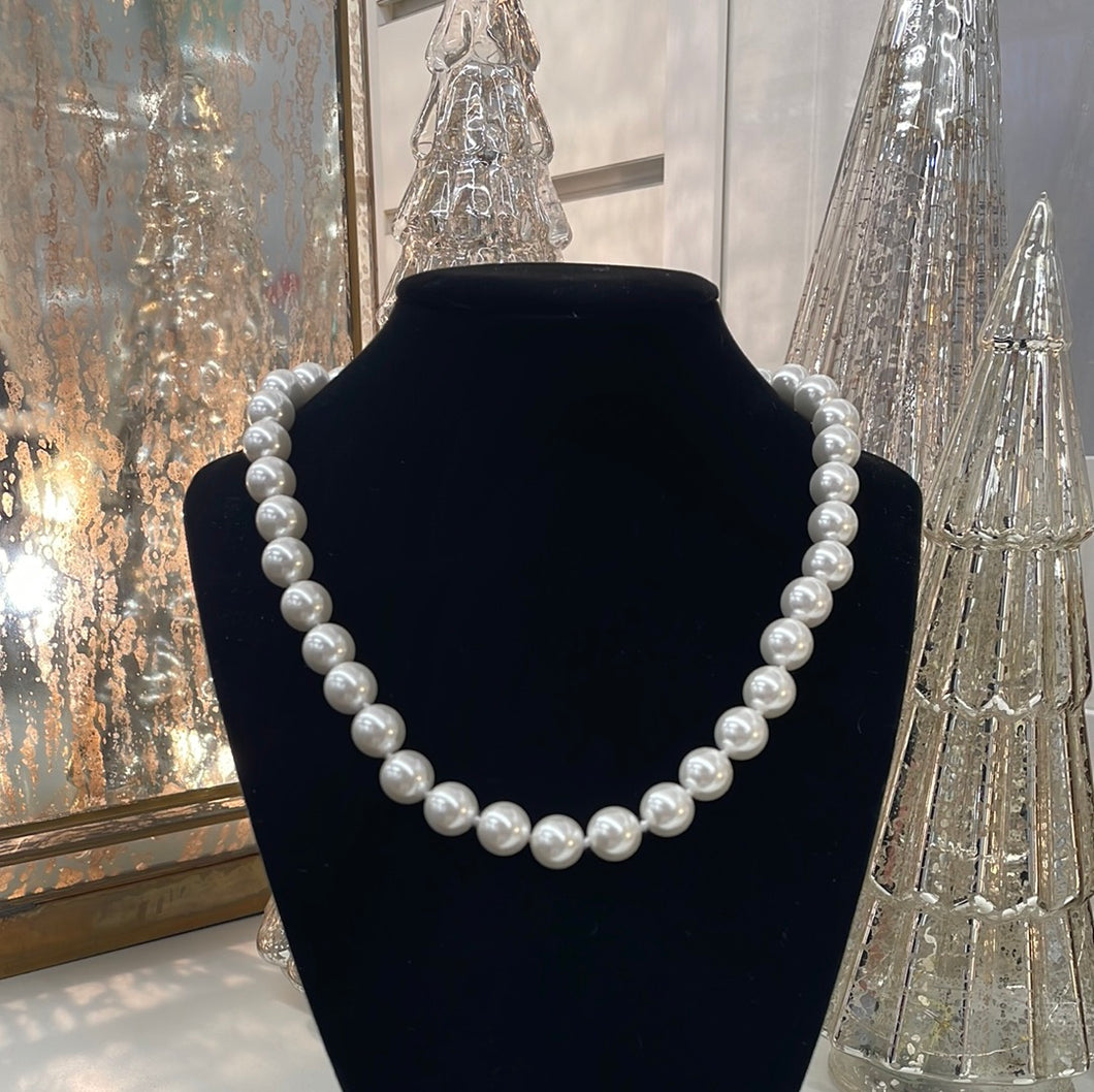 Violet Design Large Shell Pearl Necklace