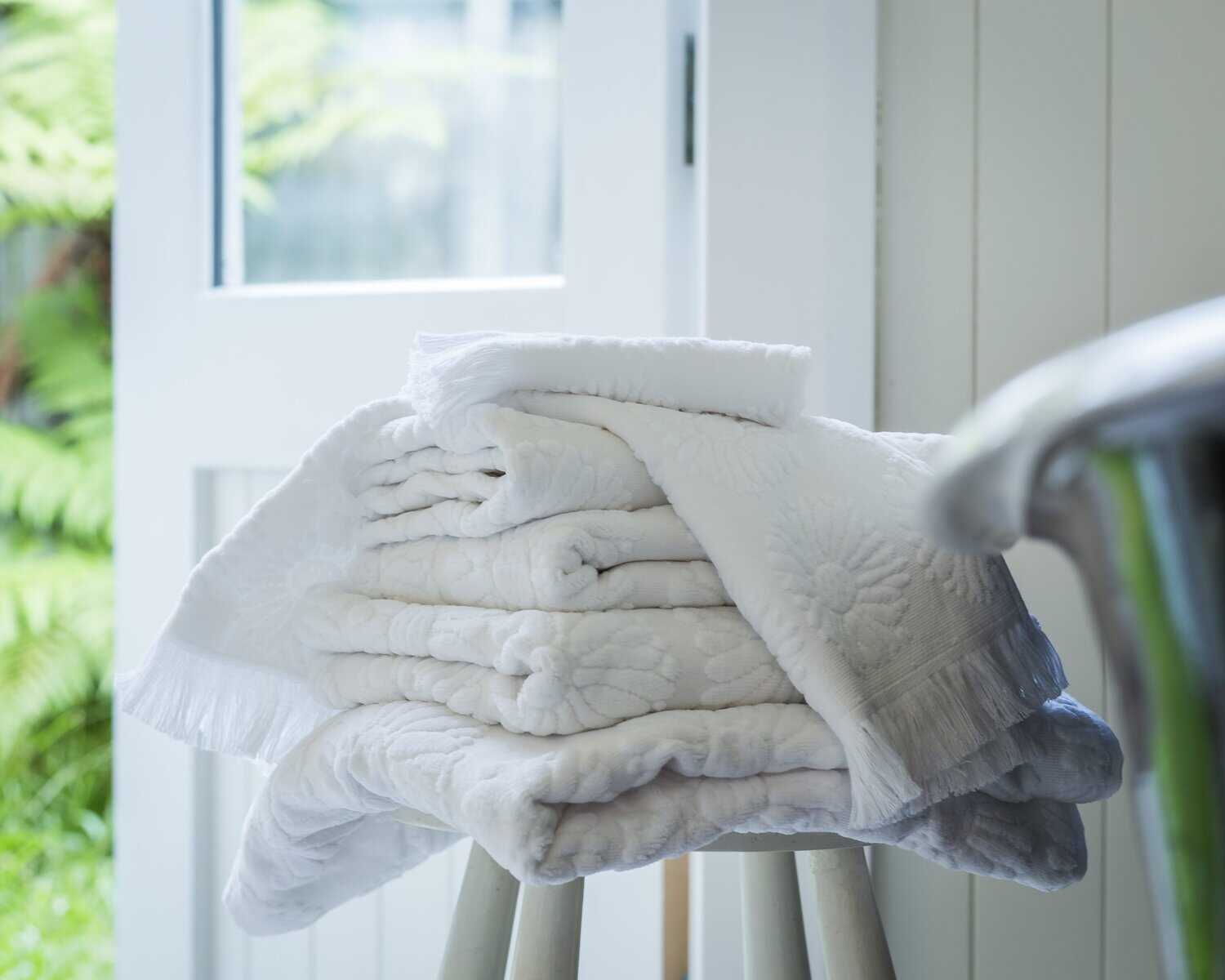 Embossed Daisy Bath Towel-White
